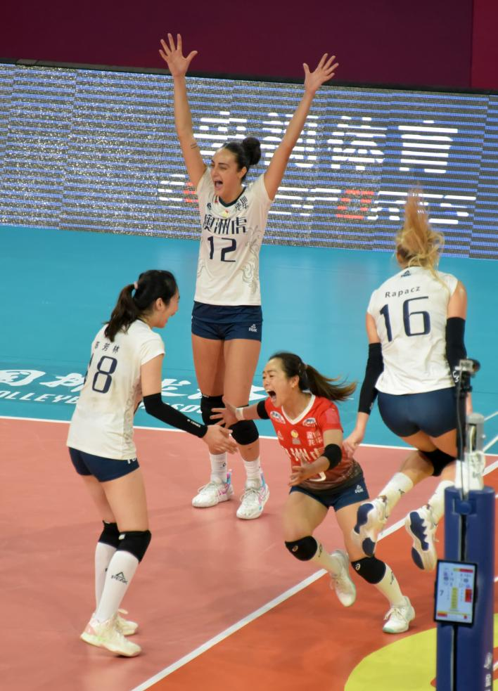 队友相互配合默契，联手击败强敌