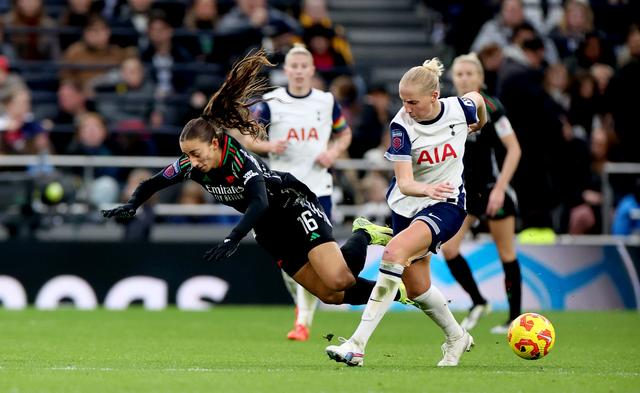 英格兰队在女足比赛中遭遇激烈抵抗 英格兰队在女足比赛中遭遇激烈抵抗