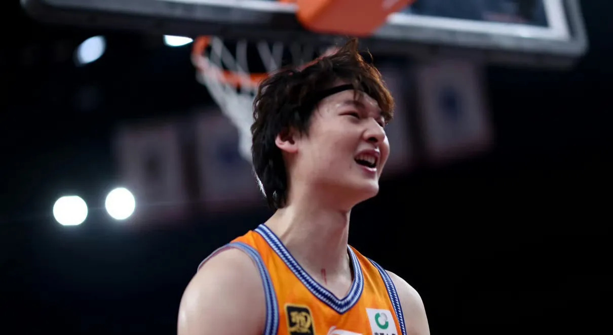 上海男篮击败江苏队,夺得宝贵分 上海男篮击败江苏队,夺得宝贵分