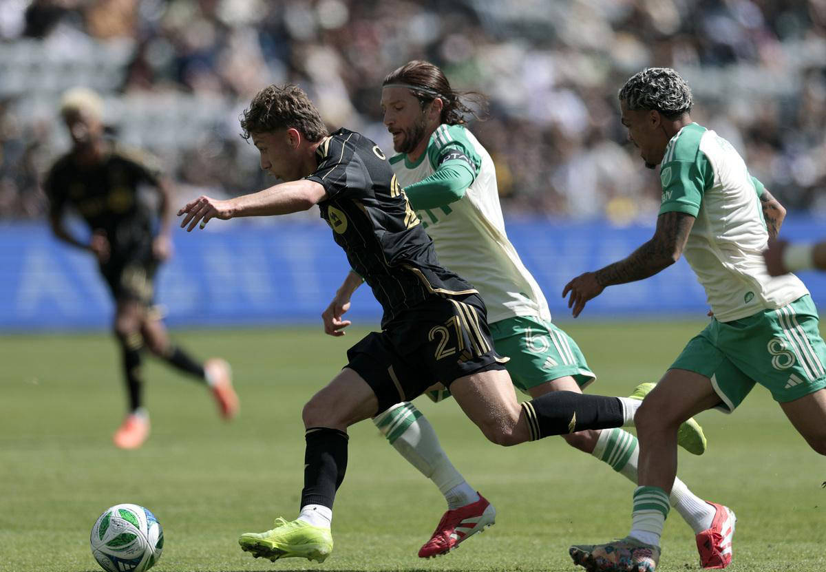 尤文图斯客场大胜热那亚,上升势头强烈 尤文图斯客场大胜热那亚,上升势头强烈