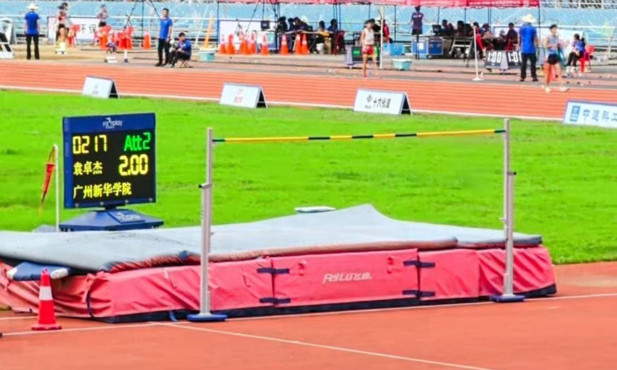 田径跳高男子决赛选手争夺冠军