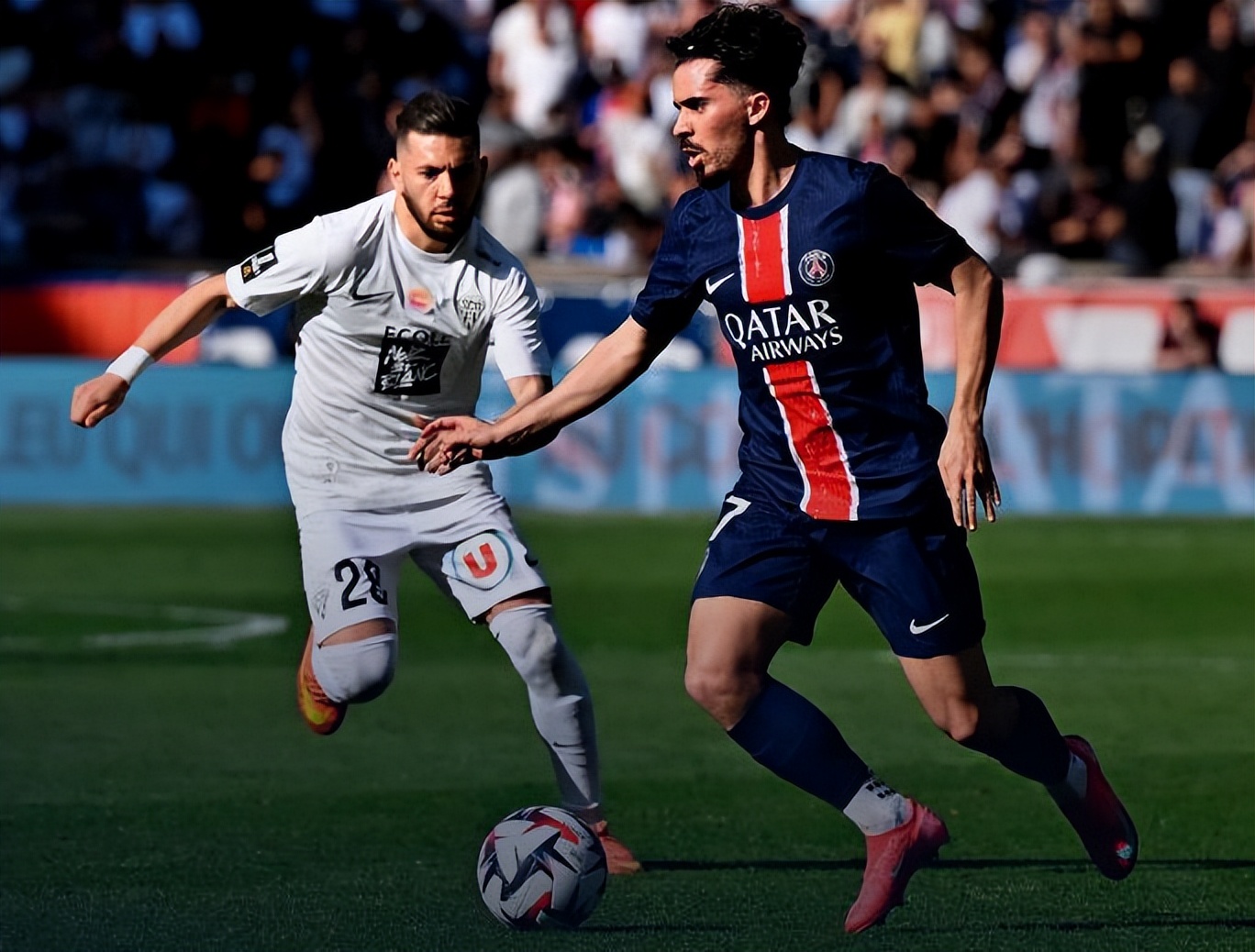 巴黎圣日耳曼球员互动愉快,团结一致的简单介绍 巴黎圣日耳曼球员互动愉快,团结一致的简单介绍