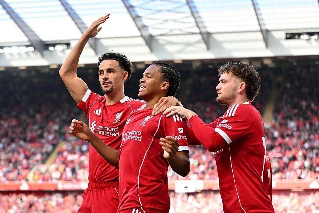 利物浦球员展现团结备战比赛 利物浦球员展现团结备战比赛