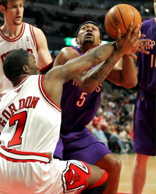 猛龙客场胜公牛延续连胜