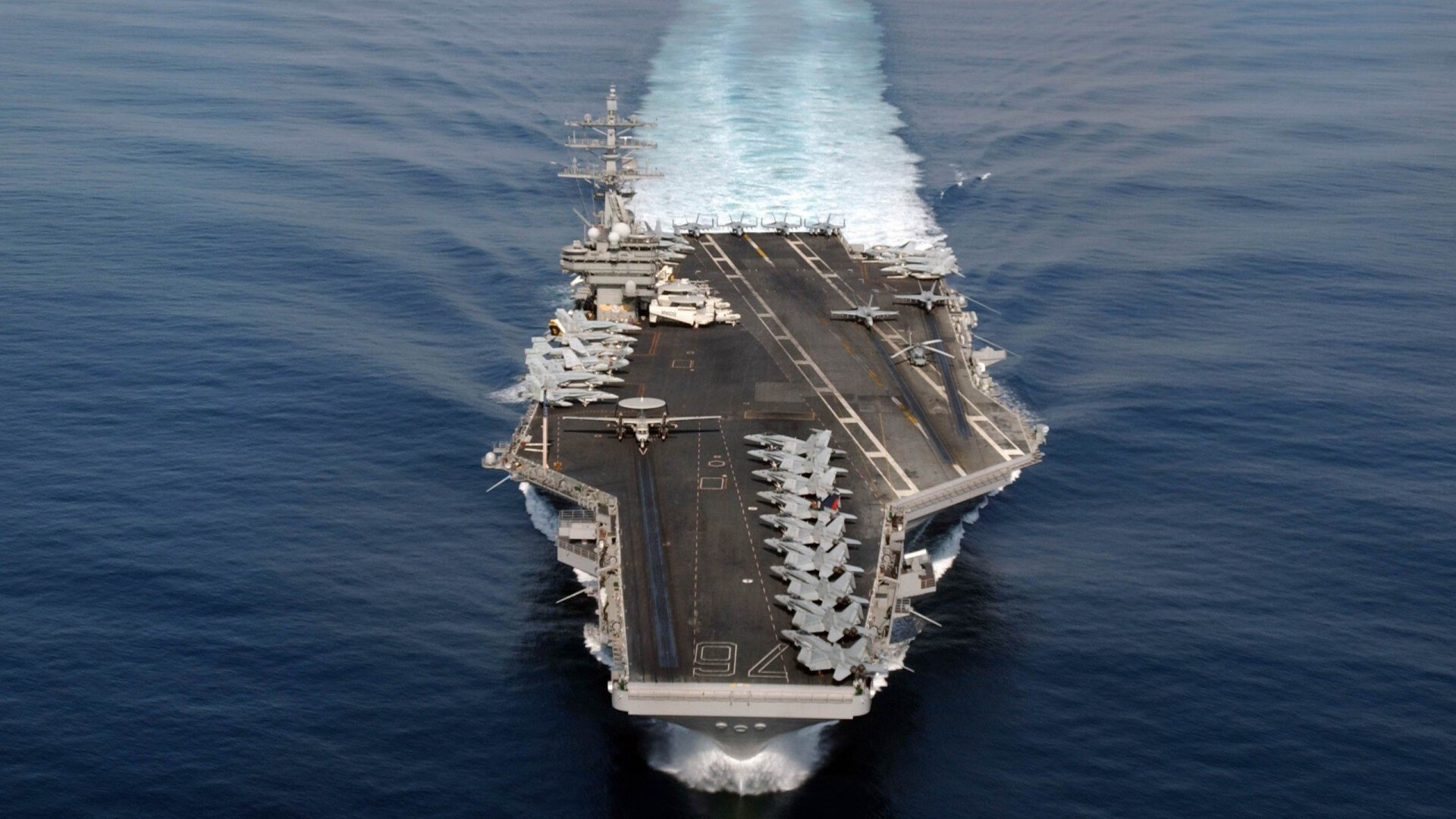 当广厦灯光照亮F1弯道,两个赛场,同一种挑战者的咆哮